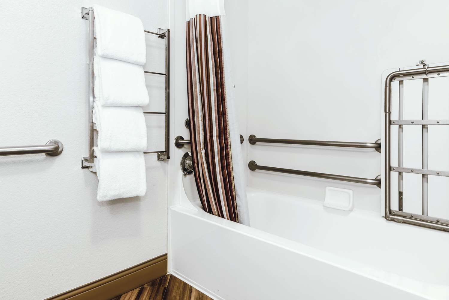 La Quinta Inn & Suites by Wyndham Ontario Airport 56/58