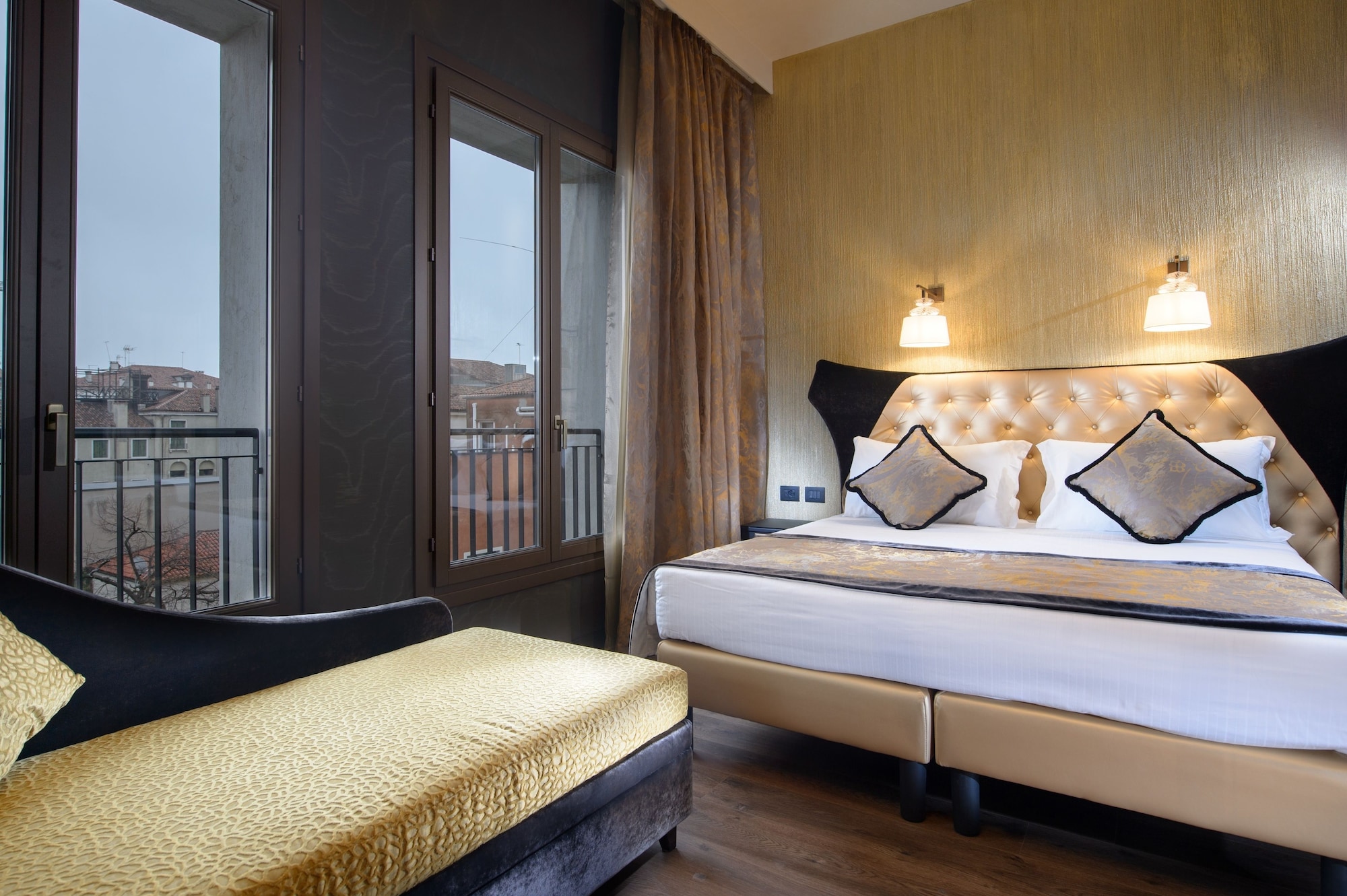 DELUXE, DOUBLE OR TWIN BED