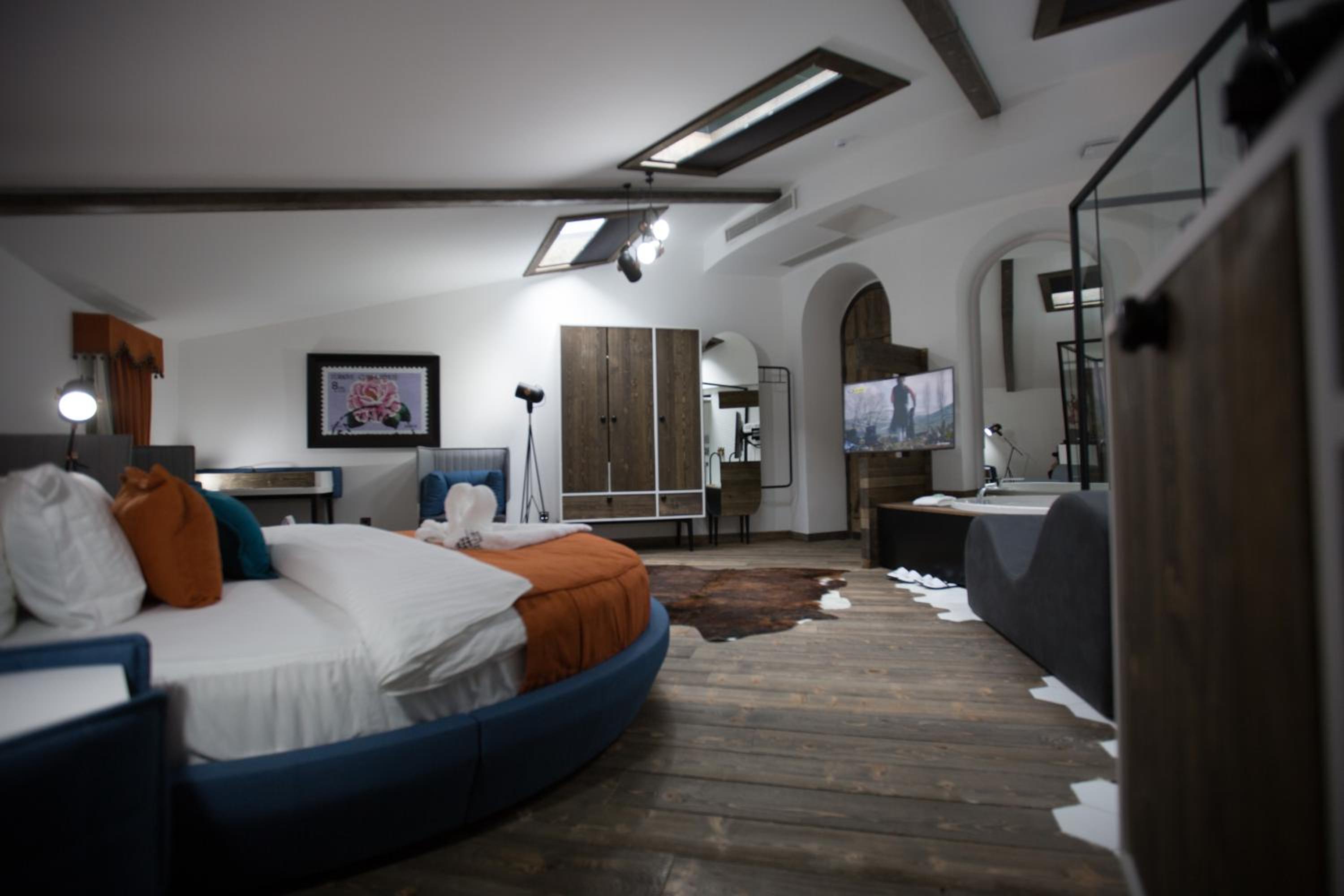Room, Queen Bed, Hot Tub