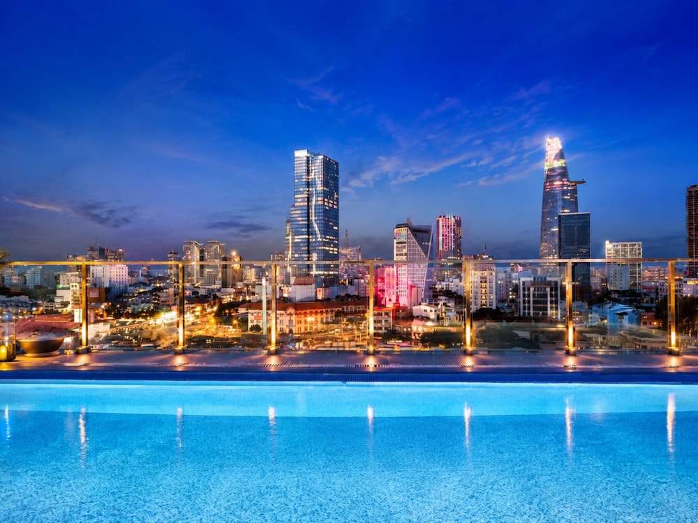 Happy Life Grand Hotel and Sky Bar 72/74