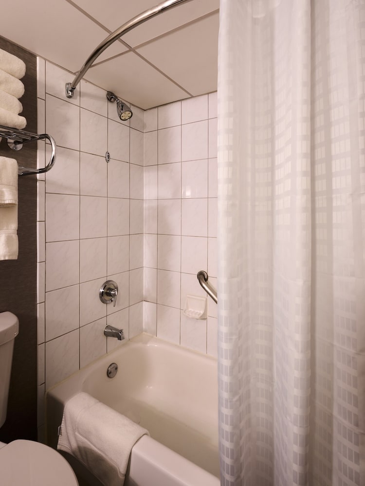 Room, 2 Double Beds, Pool Side، Radisson Hotel Hauppauge-Long Island 5/5