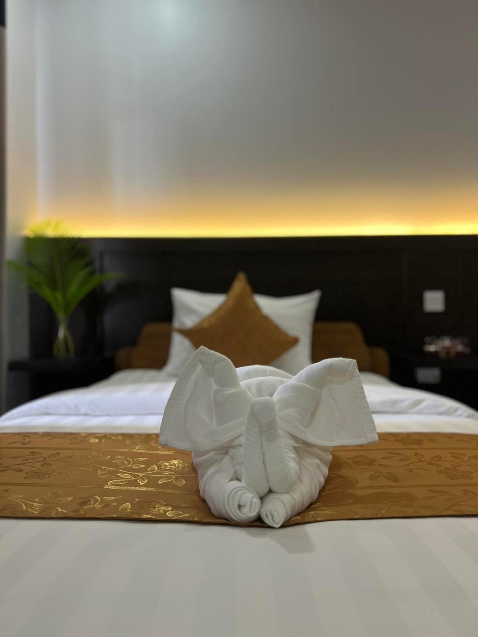 Two Moons Hotel 25/48