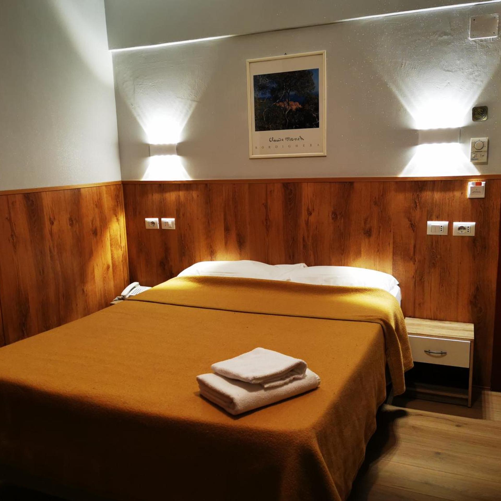 ROOM, SINGLE