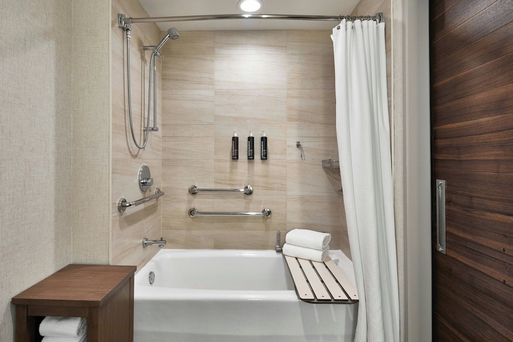 جناح بسرير كينج بغرفة نوم واحدة، The Del Monte Lodge Renaissance Rochester Hotel Spa 9/10