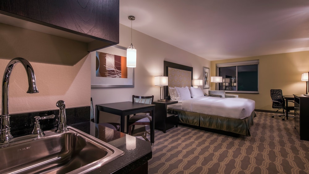 Holiday Inn Express Suites Colorado Springs Central 14/80