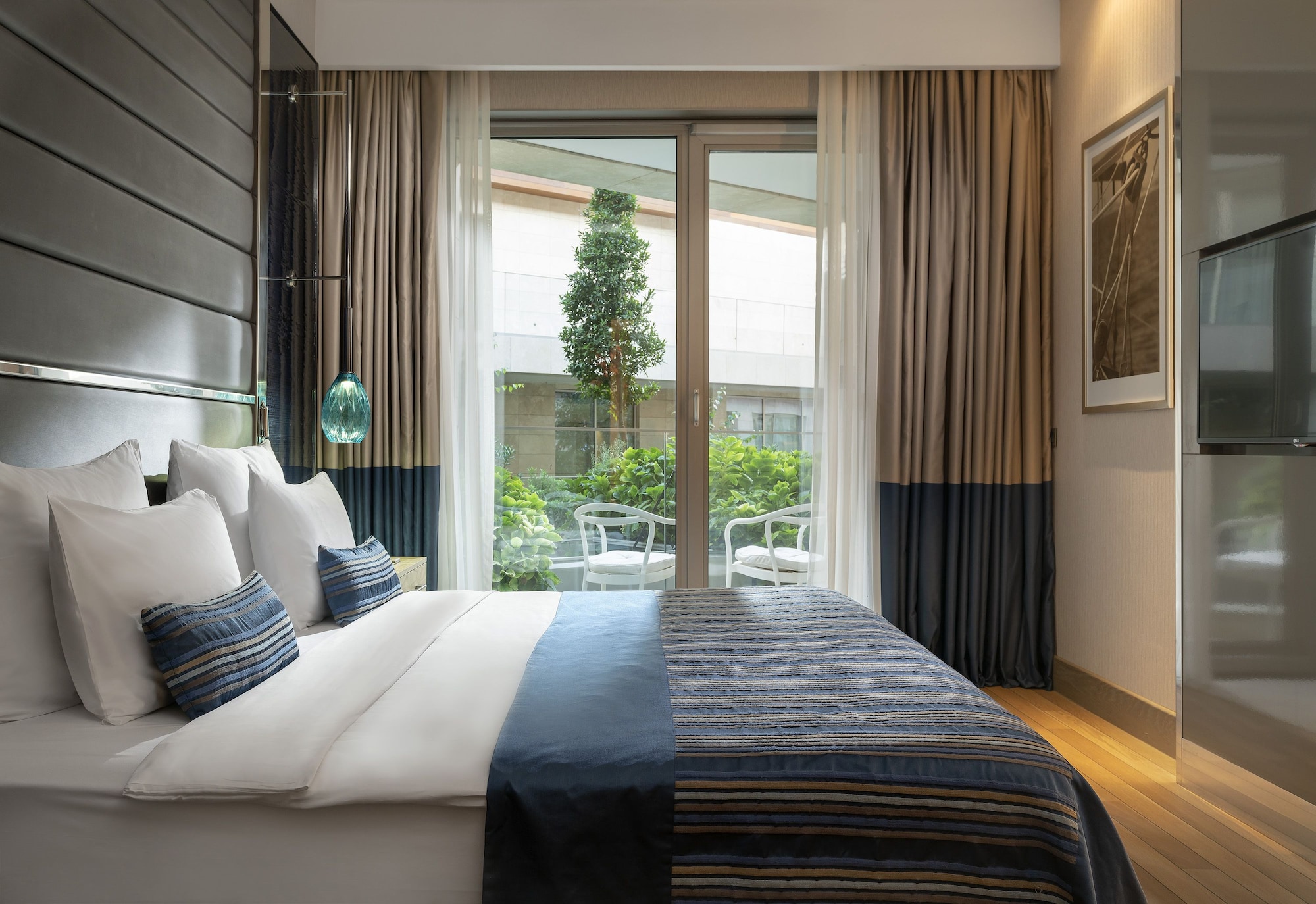 Junior Suite, King Bed, Lateral Side Sea View, Terrace