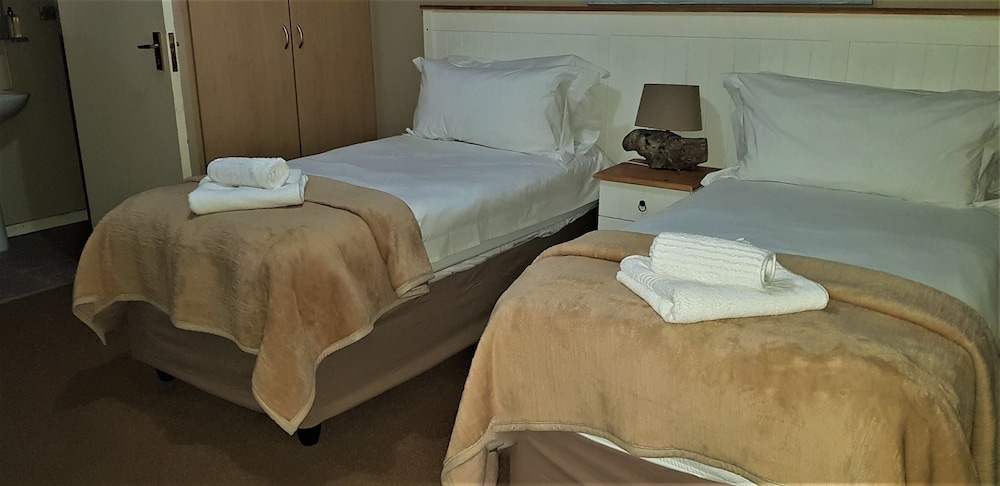 Pili Pili Beach Cabanas 10/30