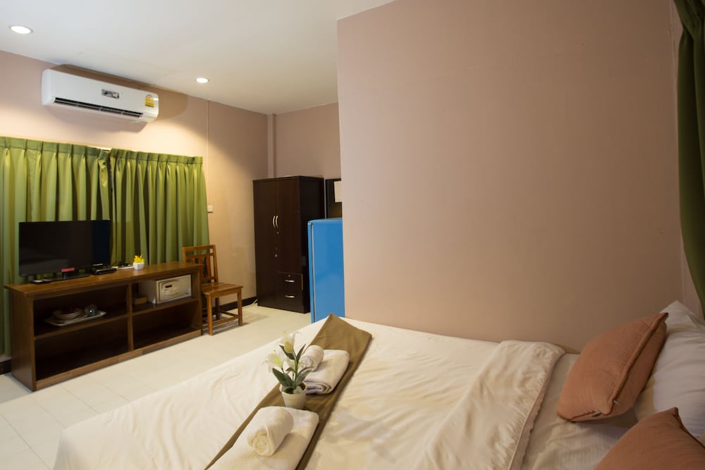 Kata Beachwalk Hotel And Bungalows 29/74