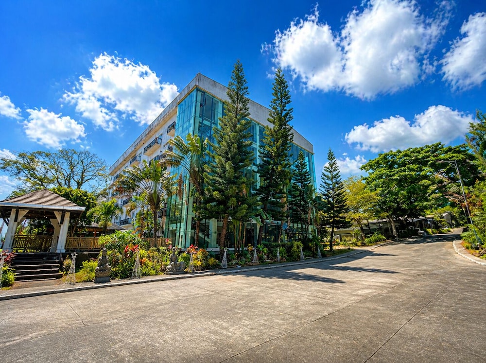 Forest Crest Nature Hotel and Resort Powered by ASTON (ex Chateau Royale Sports and Country Club) 72/77