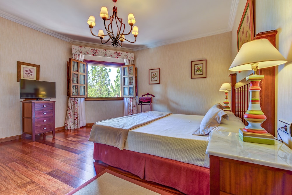 DELUXE, SUITE, BATHTUB