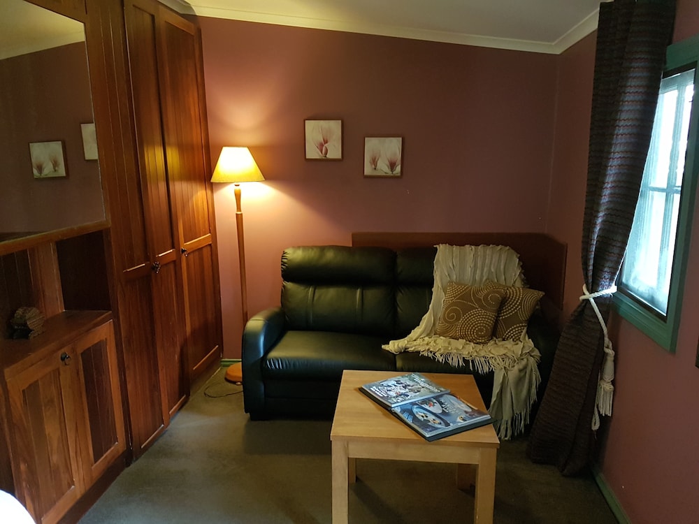 Bridgefield Guest House 25/50