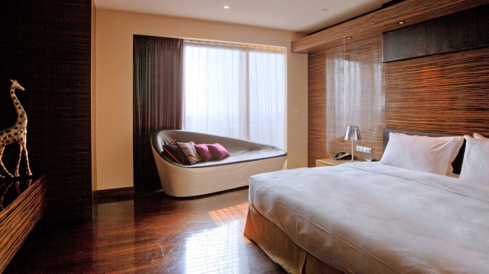 Suite, King Bed, Dining Area