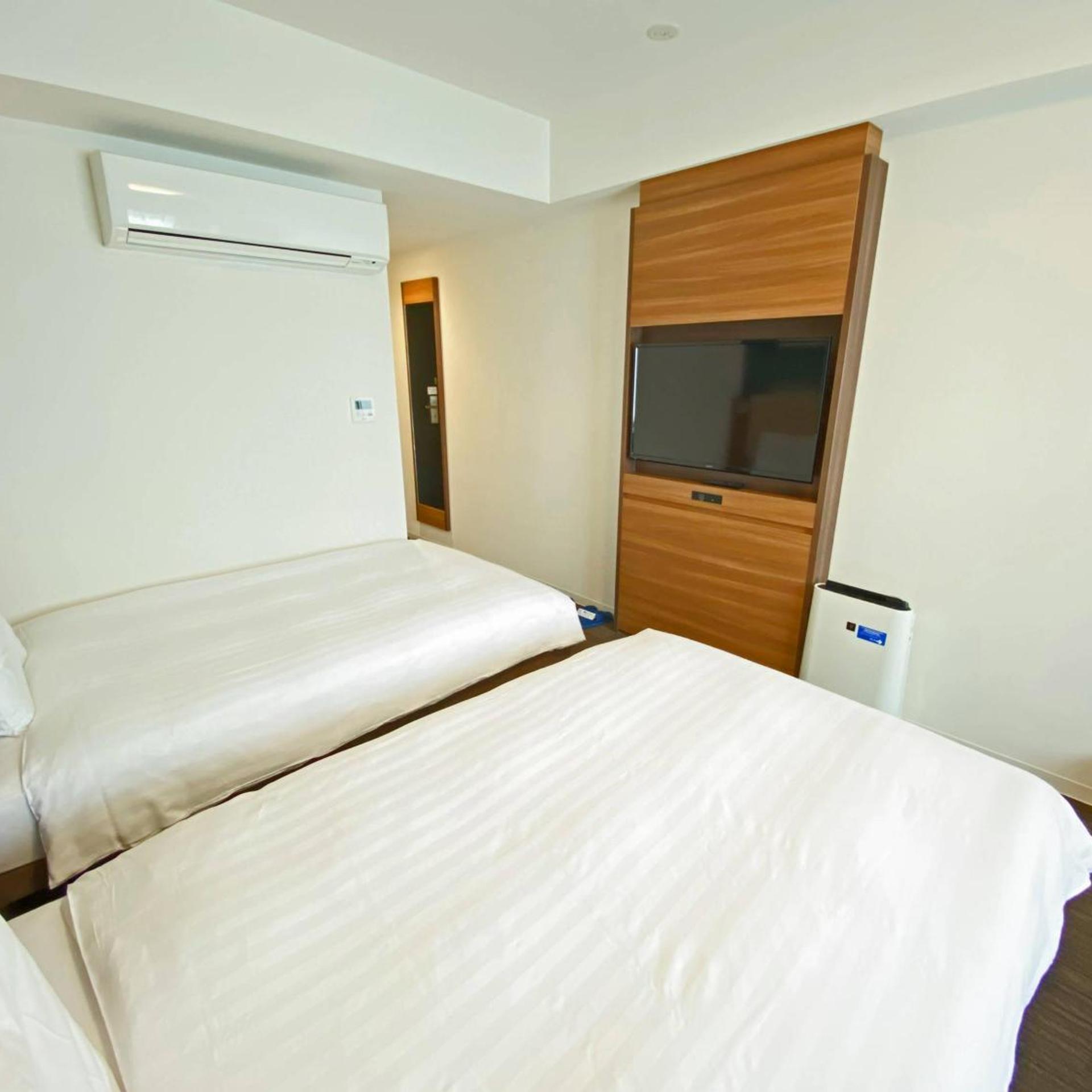 ROOM, TWIN BEDS