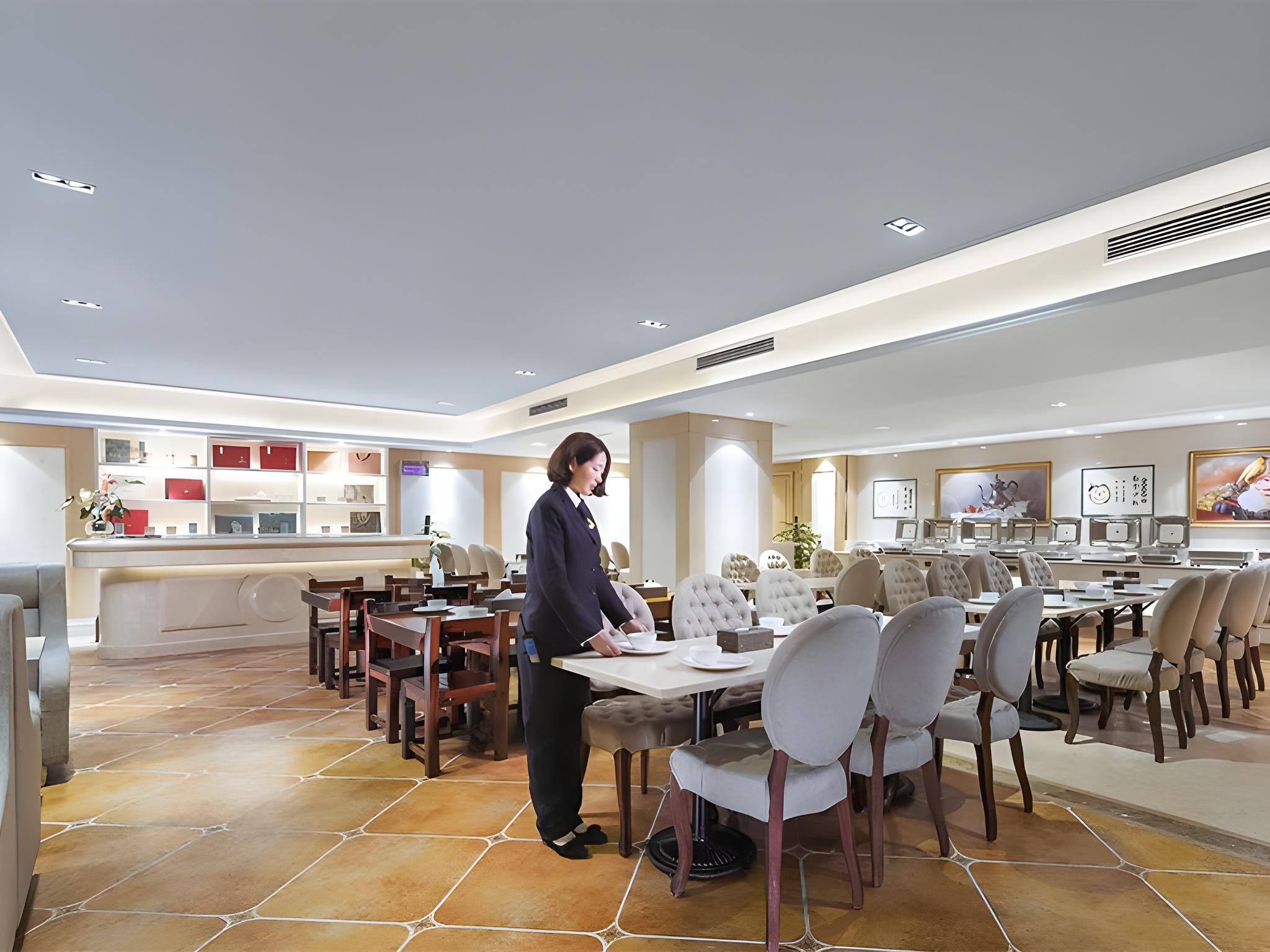 Vienna International Hotel (Nanjing Zhushan Road Metro Station) 25/29