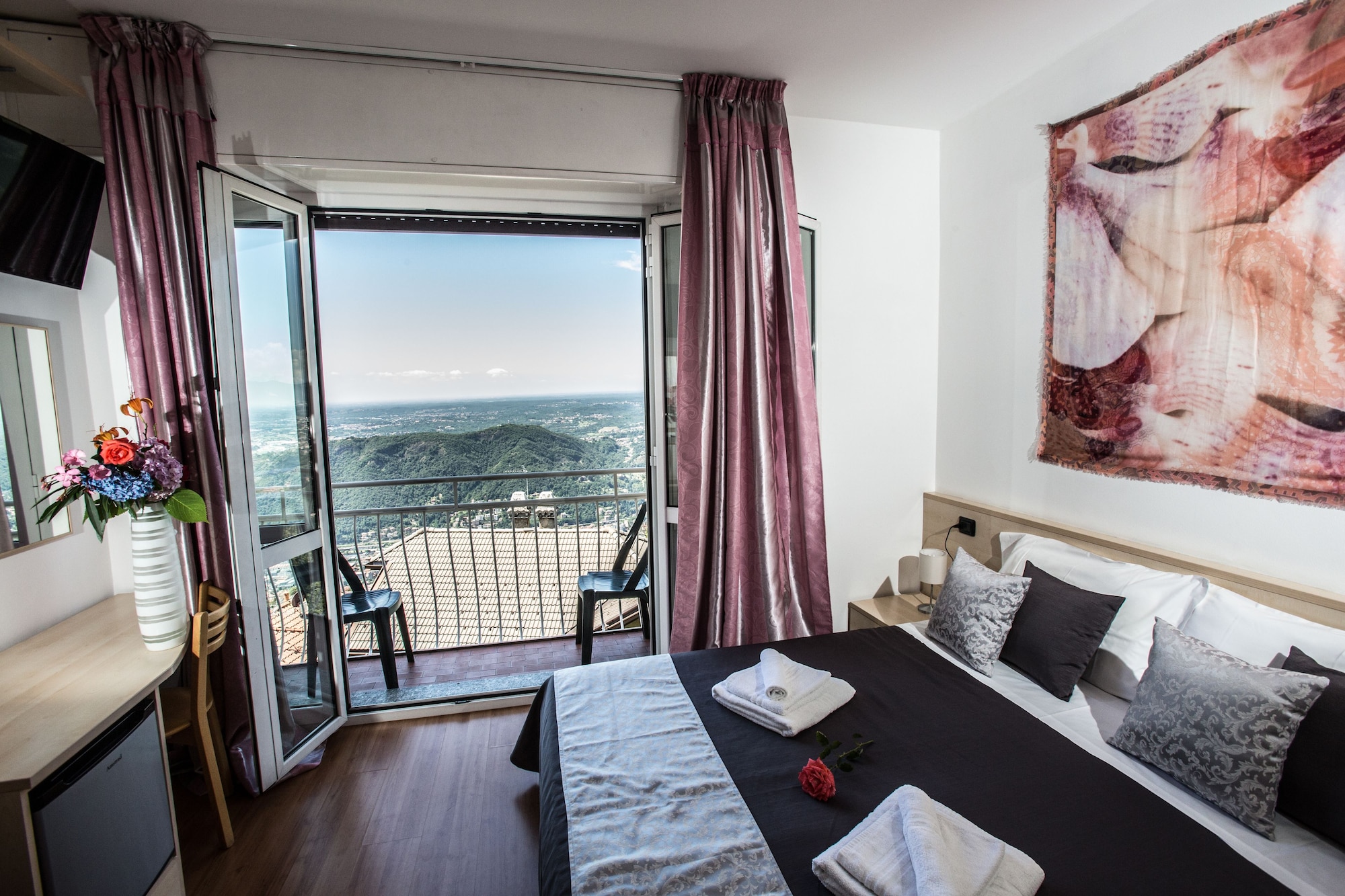 ROOM, DOUBLE BED