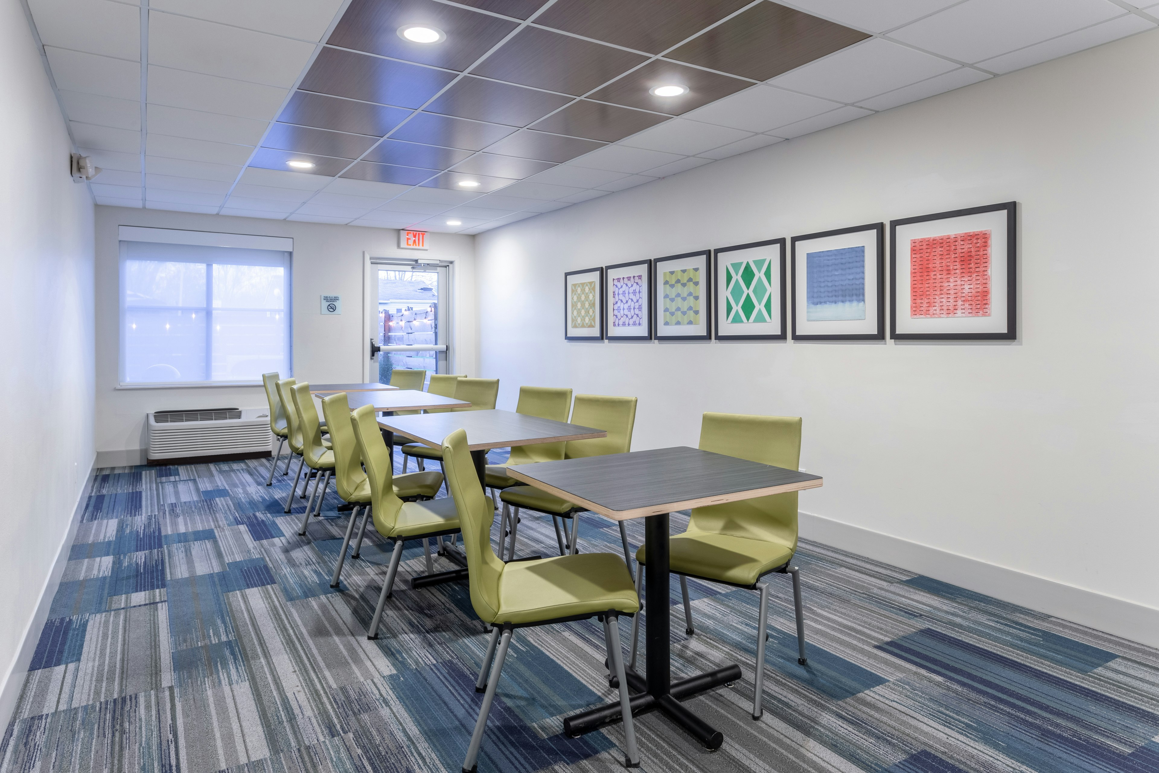Holiday Inn Express Hotel Suites Scottsburg 56/57
