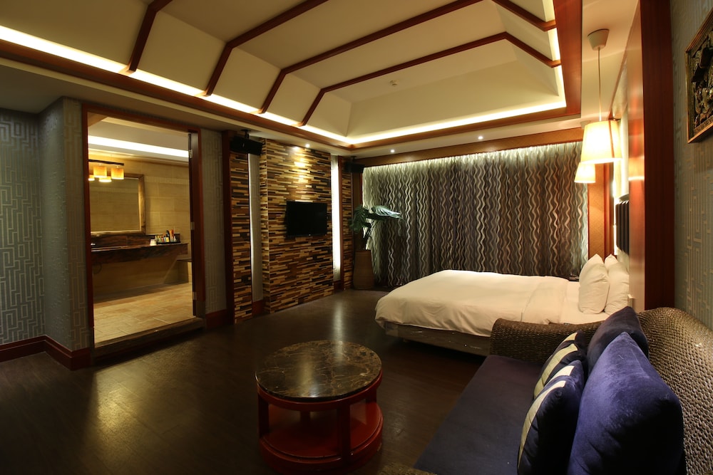 Seasons Boutique Motel 33/54