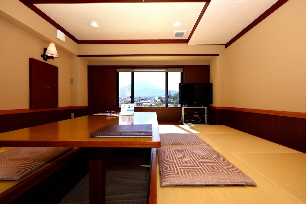Japanese Western, Twin Beds, 2 Futon Beds, Mountain View, Outdoor Bath, East Wing، Fuji Lake Hotel 5/7