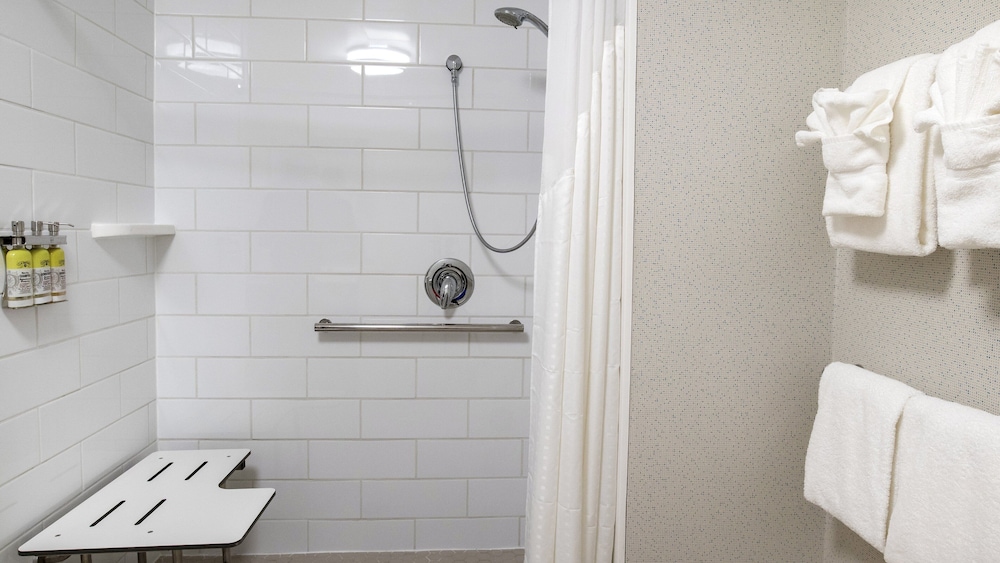 Holiday Inn Express Suites Racine 28/63