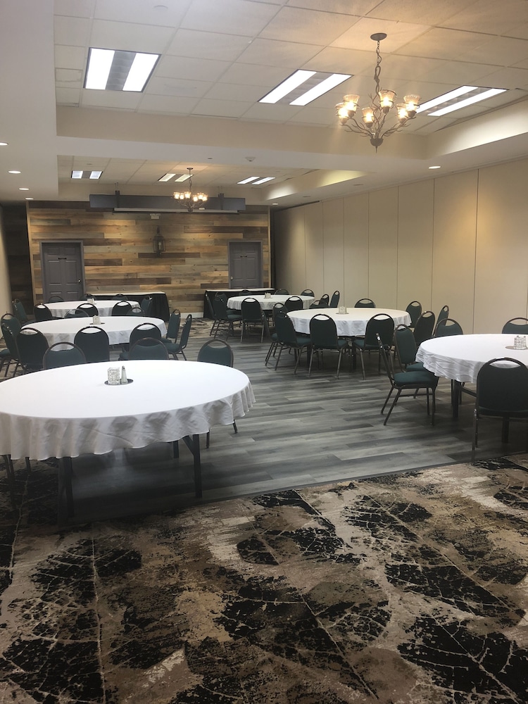 Flat Creek Inn And Suites 31/34