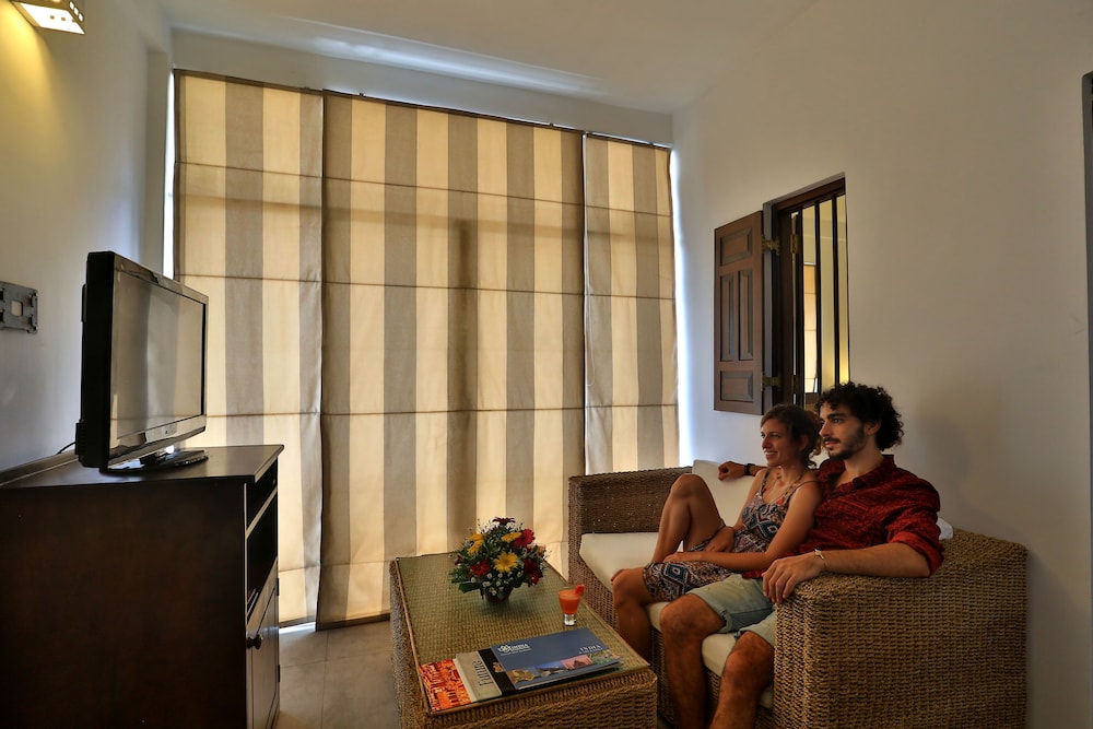 ST. LACHLAN HOTEL AND SUITES 27/64