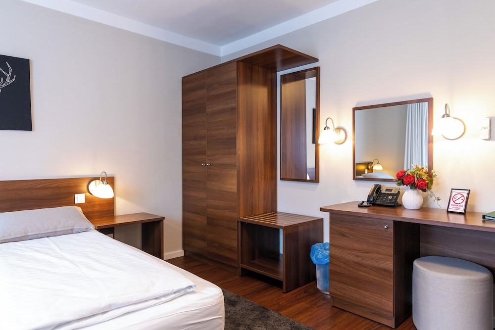 غرفة سوبيريور ثلاثية بسريرين منفصلين بإطلالة على الحديقة مع أريكة، Plitvice Holiday Resort 4/9
