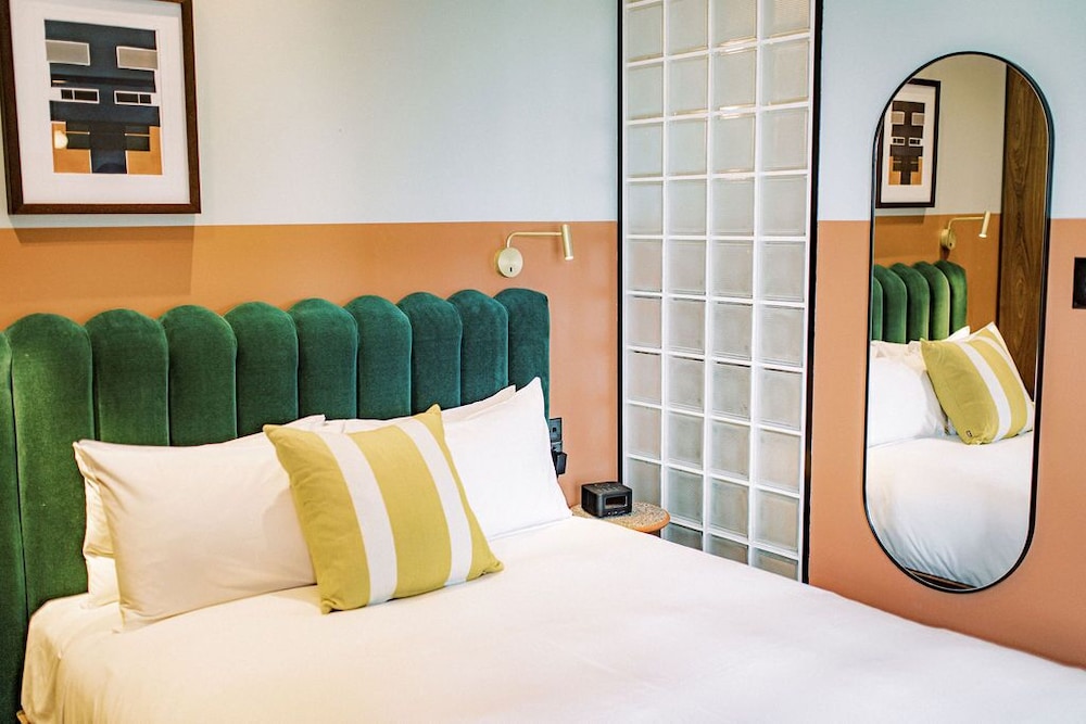 HOTEL STEYNE 24/50
