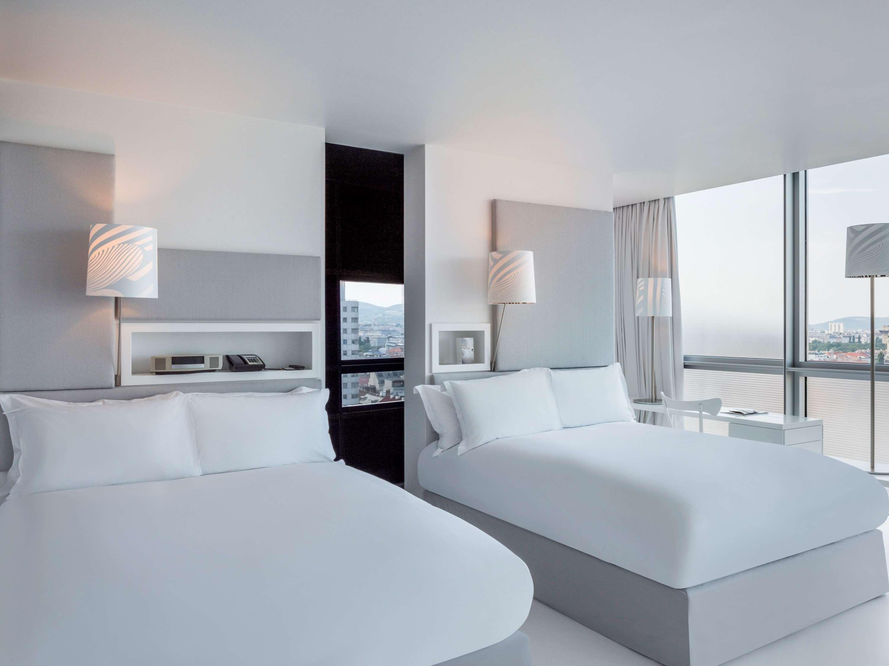 SO URBAN, 2 DOUBLE BEDS, FERRIS WHEEL VIEW