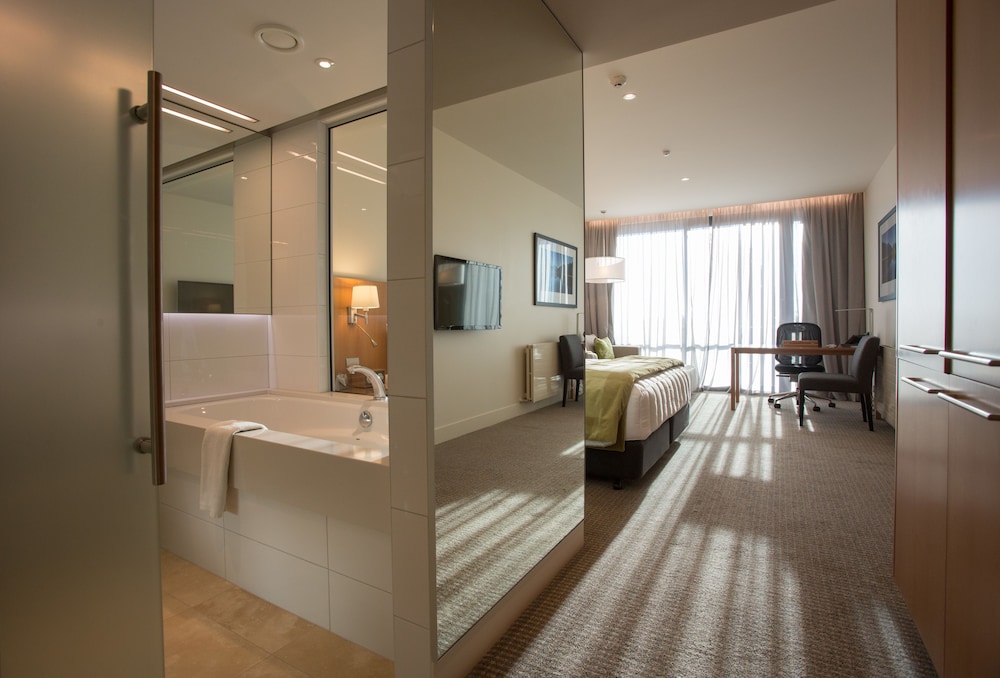 Commodore Airport Hotel 28/74