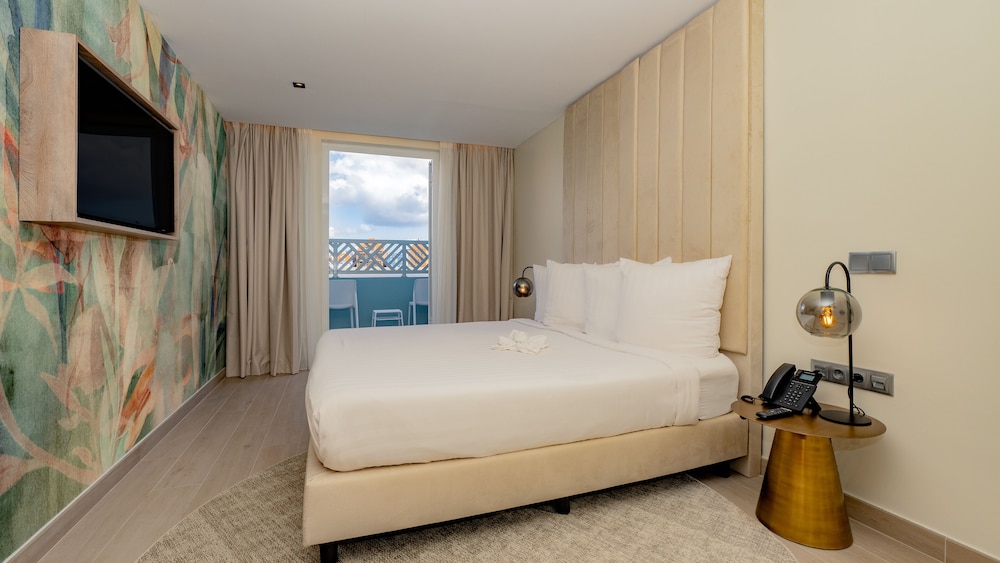 ROOM, KING BED, HARBOUR VIEW, BALCONY