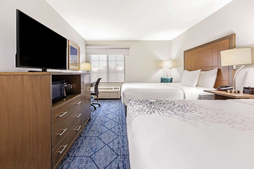La Quinta Inn & Suites By Wyndham NE Long Beach/Cypress 26/51