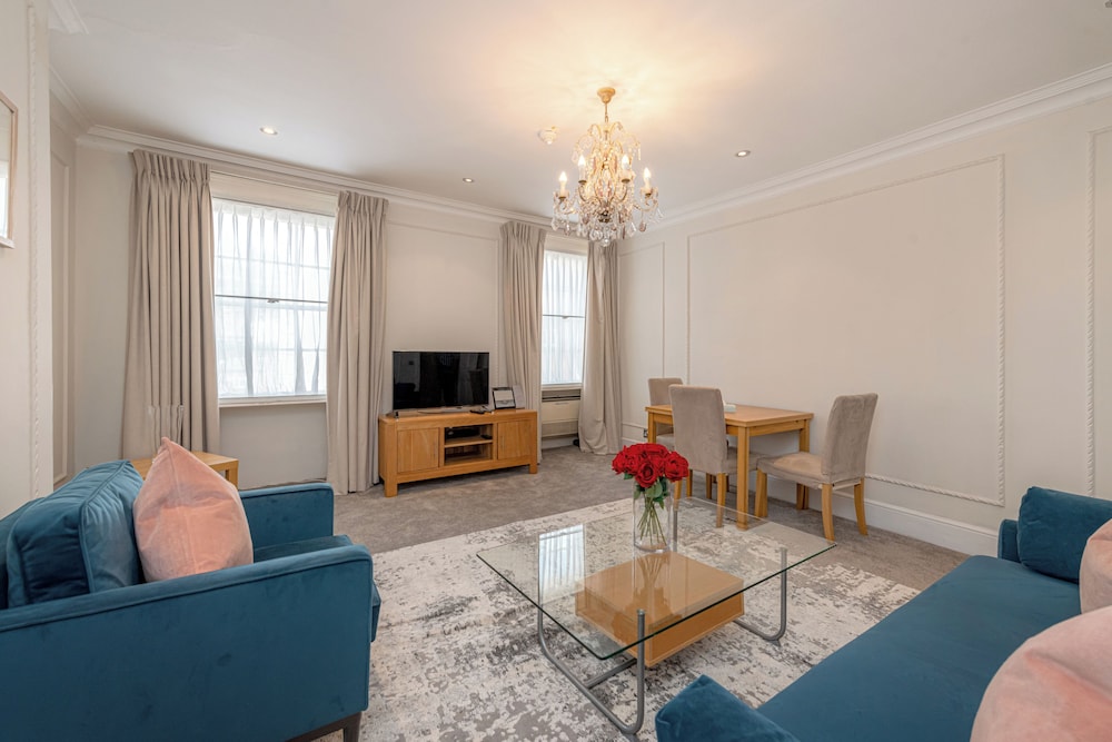 17 Hertford Street 20/42