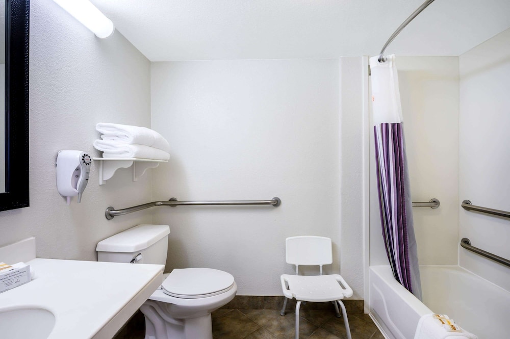 La Quinta Inn & Suites by Wyndham Myrtle Beach Broadway Area 24/54