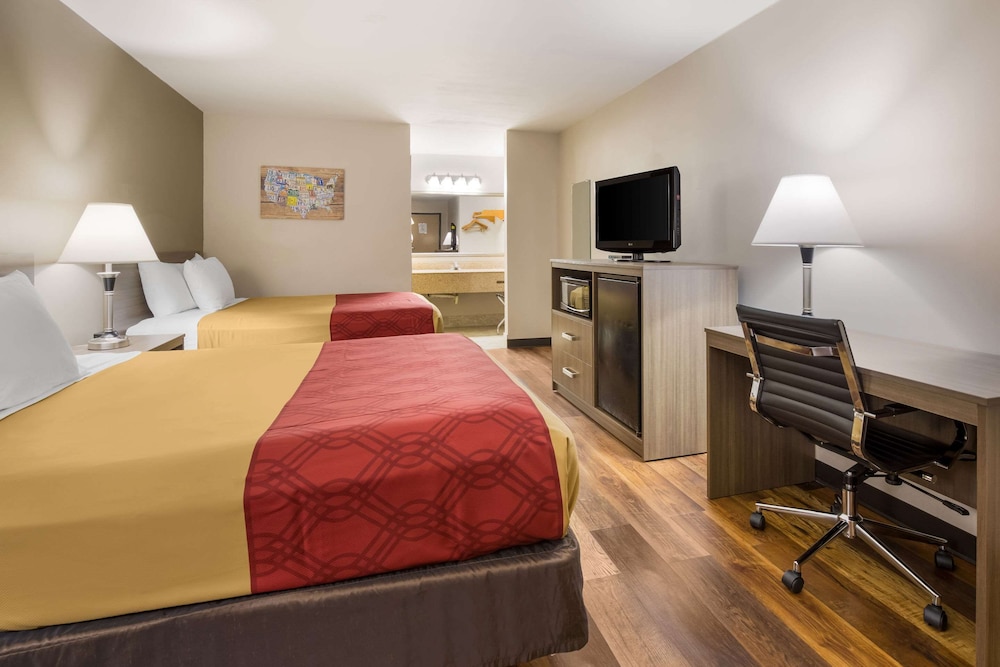 Econo Lodge Hendersonville 17/19
