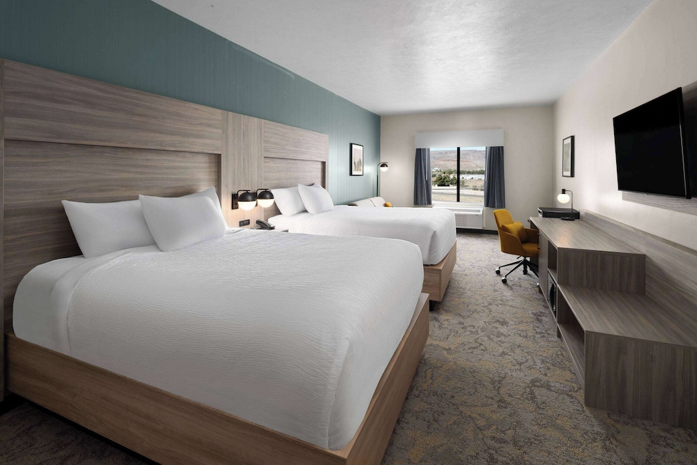 SUITE, 2 DOUBLE BEDS