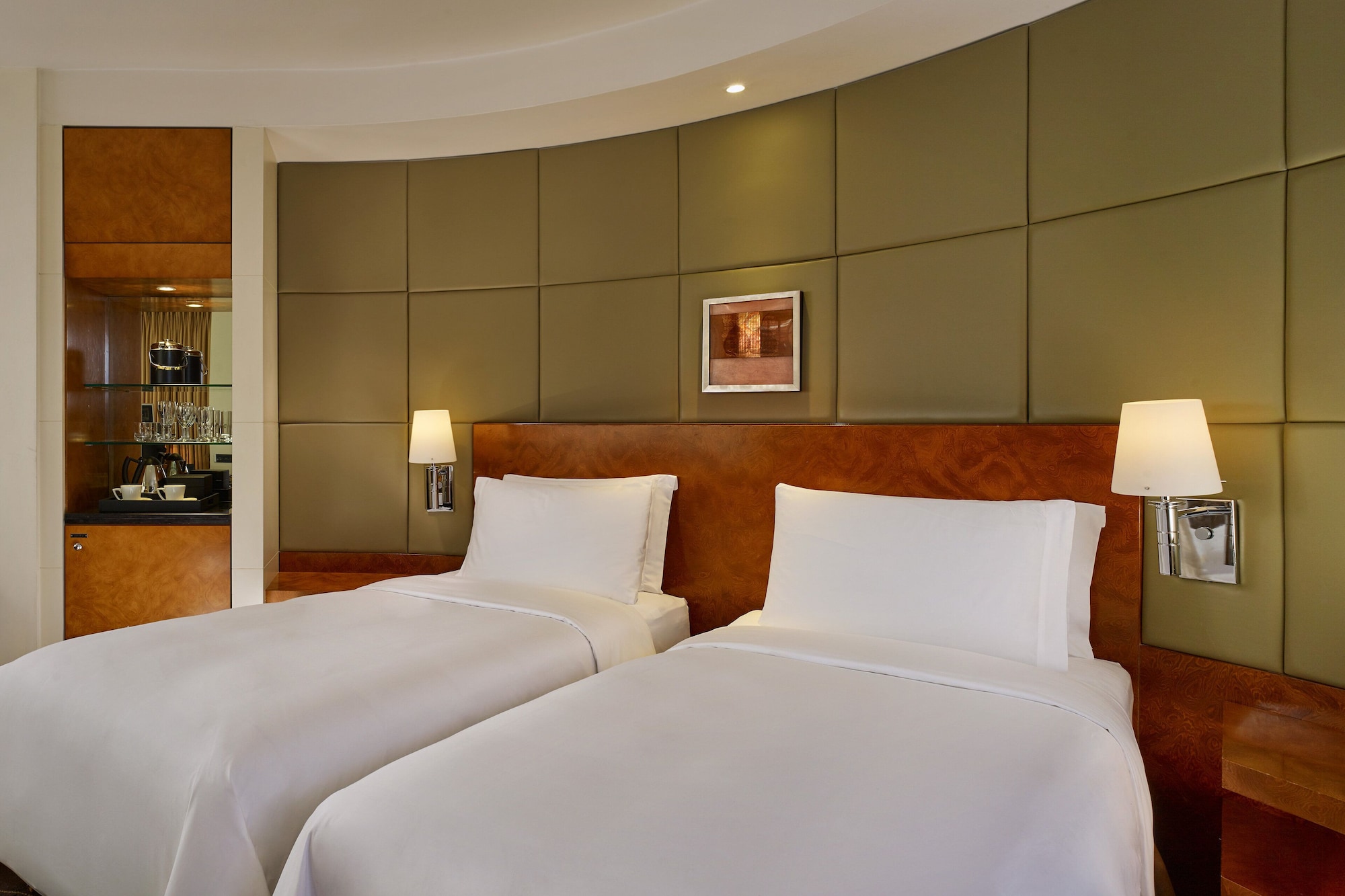Executive, Twin Beds, The Park Tower Knightsbridge, a Luxury Collection Hotel, London 2/7