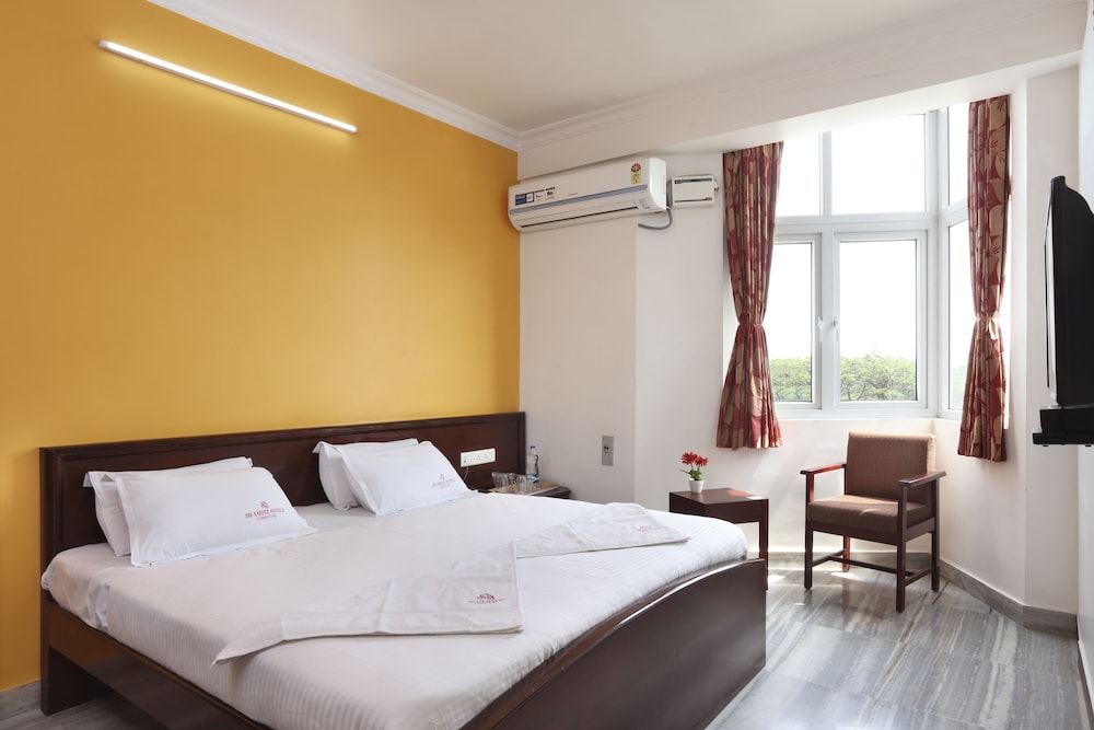 Sri Aarvee Hotels photo4