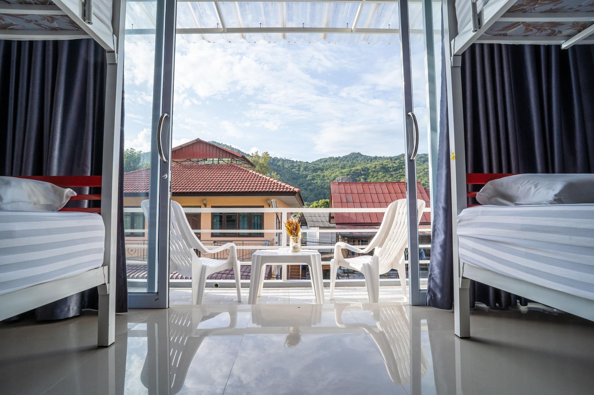 Private, Mixed Dorm, 8 Beds