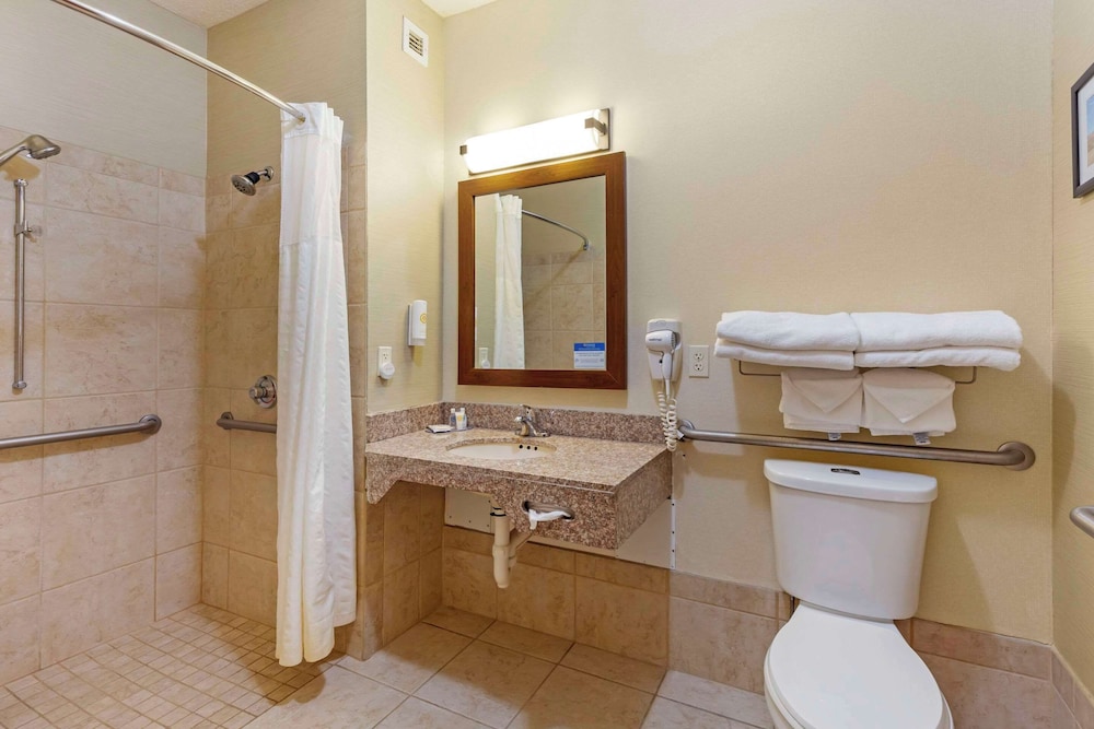 Comfort Inn & Suites Rapid City South - Mt Rushmore Gateway 63/66