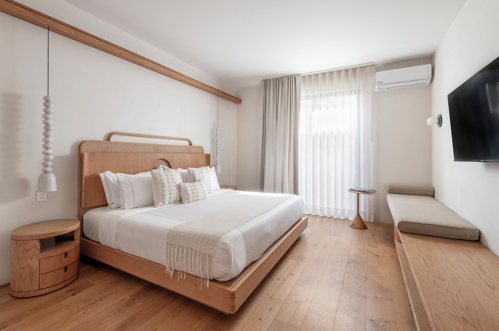 ROOM, KING BED
