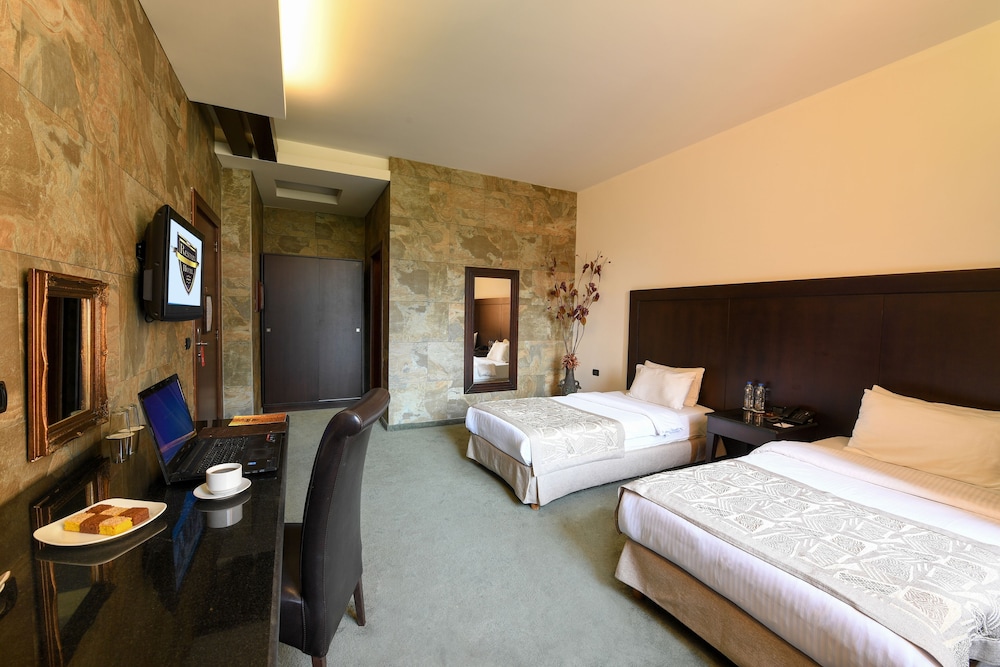 Reston Hotel, Jounieh 13/35