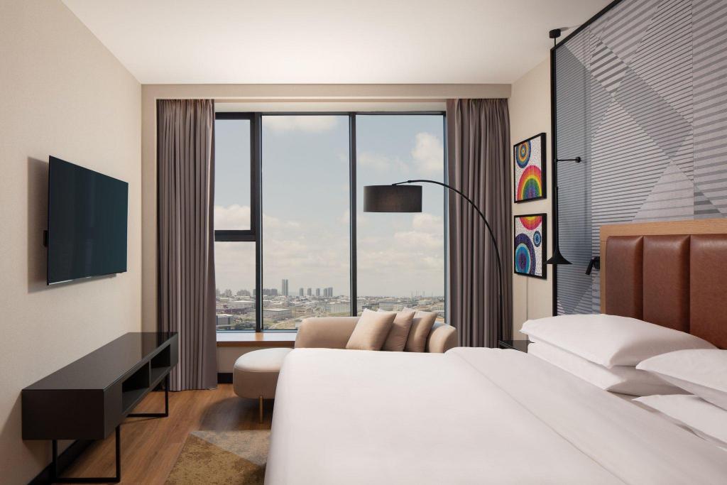 Executive, Suite, King Bed, City View, Club Floor