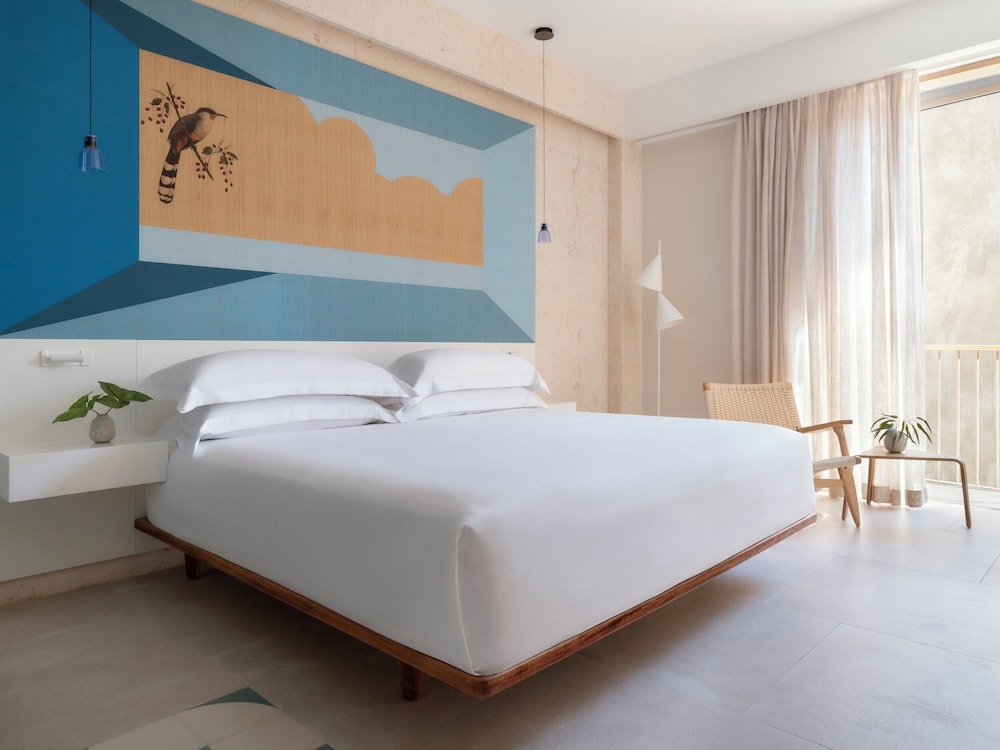 Essential, King Bed