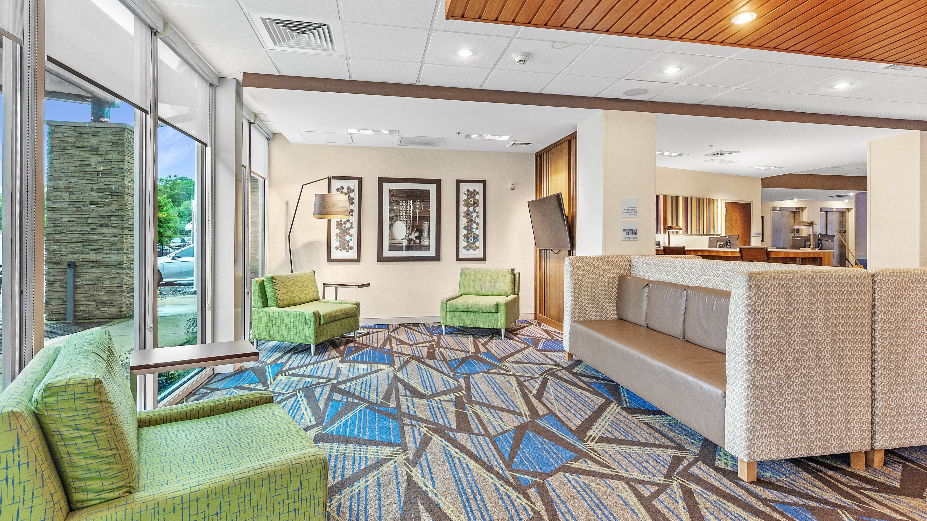 Holiday Inn Express Suites Mobile University Area 23/33