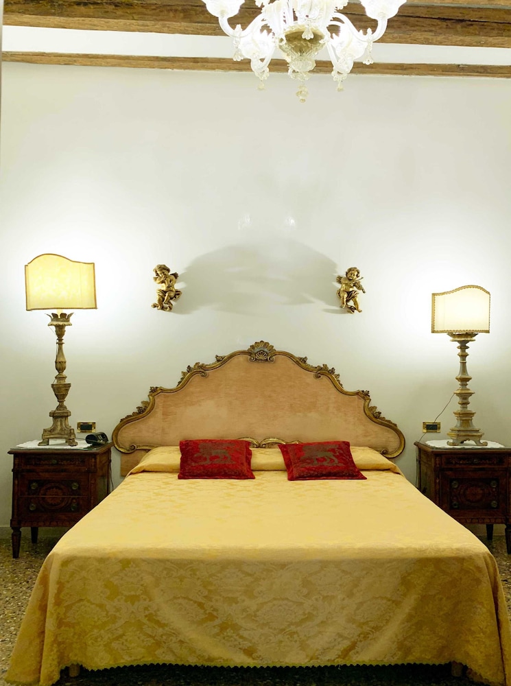 Luxury Venetian Rooms 15/39