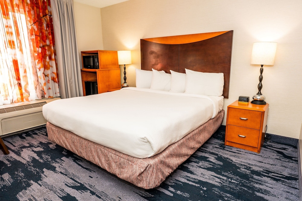 Fairfield Inn Suites San Antonio Downtown Alamo Plaza 11/50