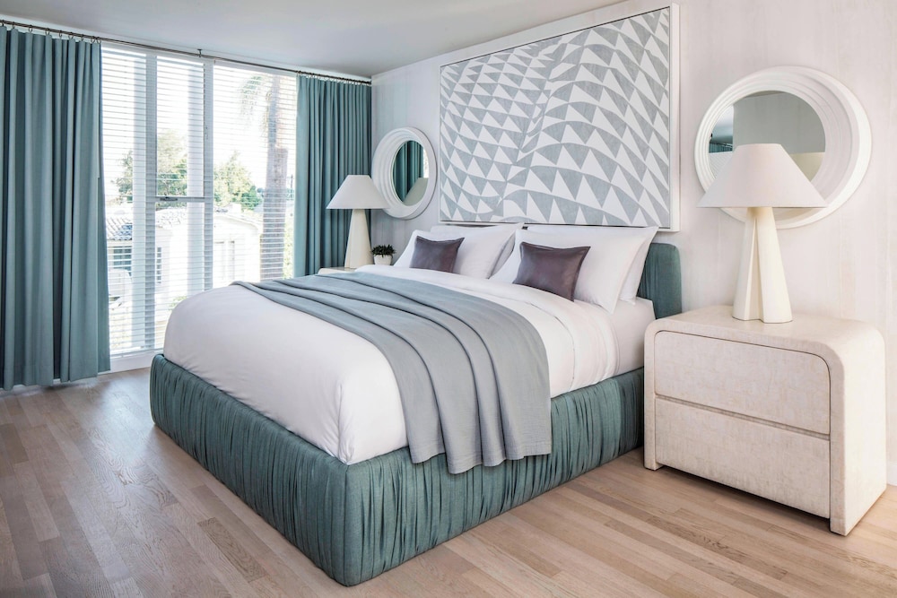 Junior Suite, King Bed, Accessible
