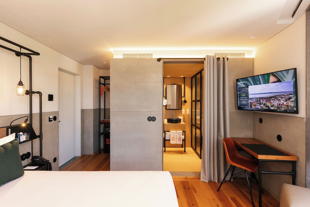 DELUXE, DOUBLE OR TWIN BED