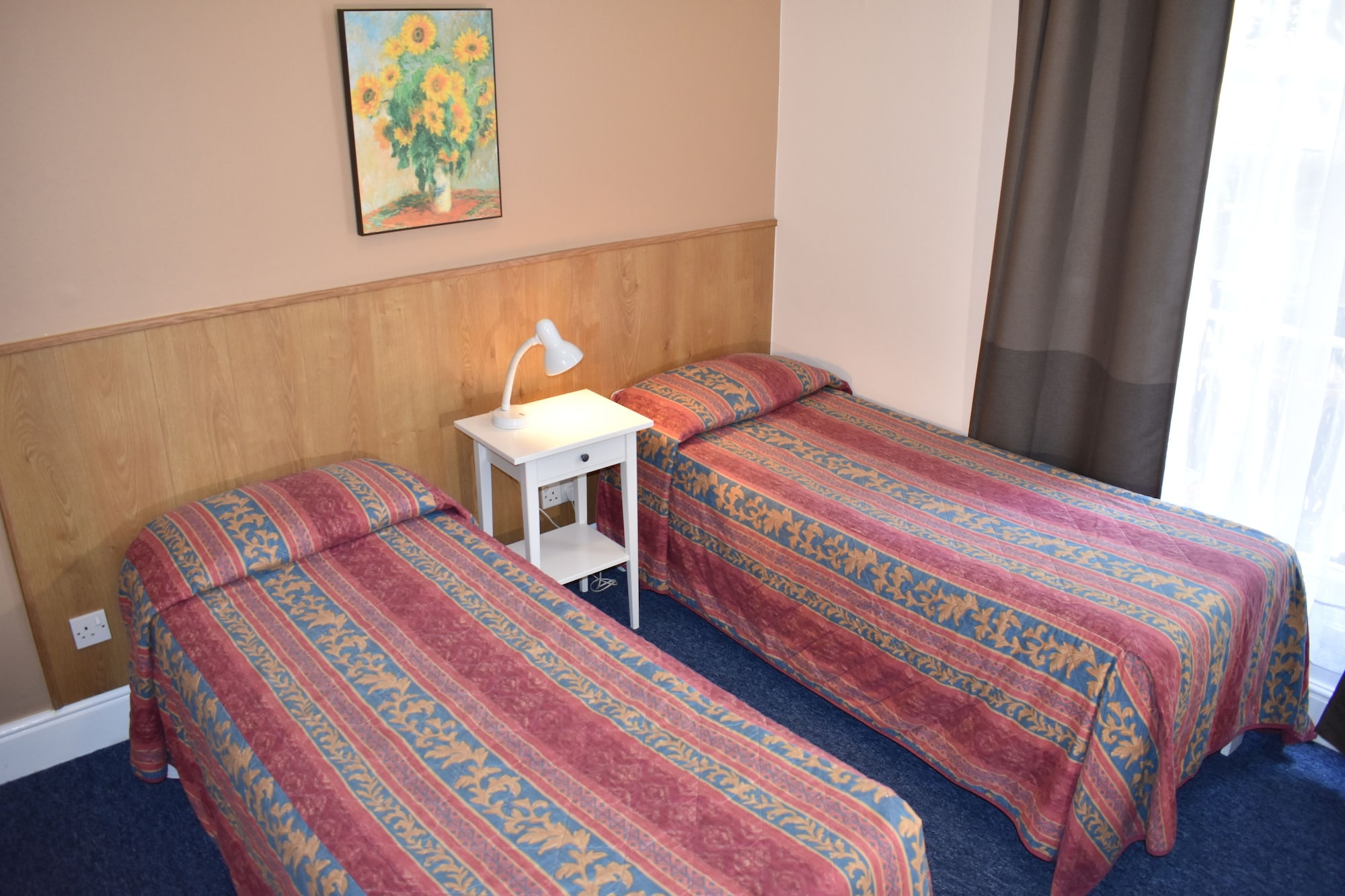 ROOM, TWIN BEDS