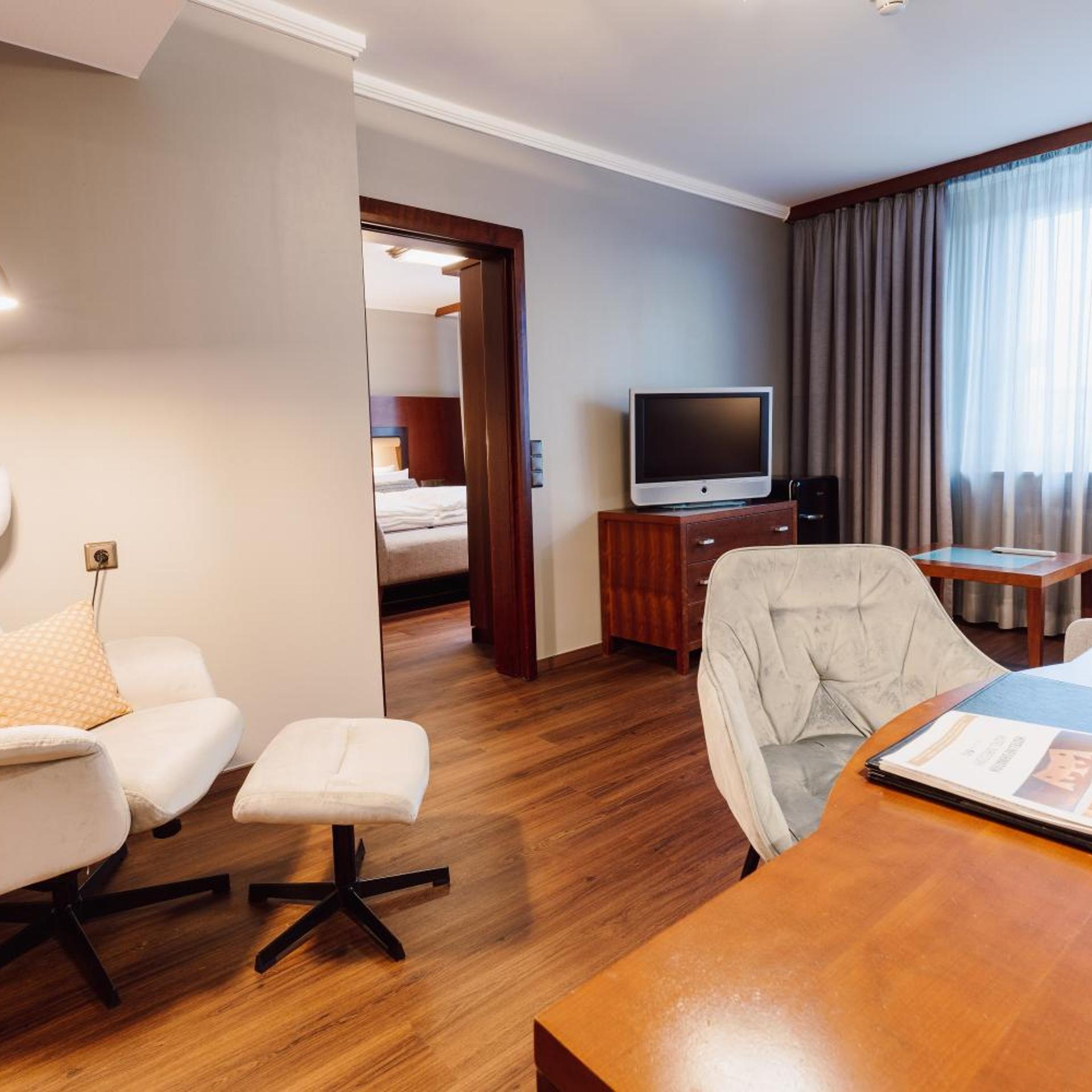 جناح، Hotel Kaiserhof 4/10